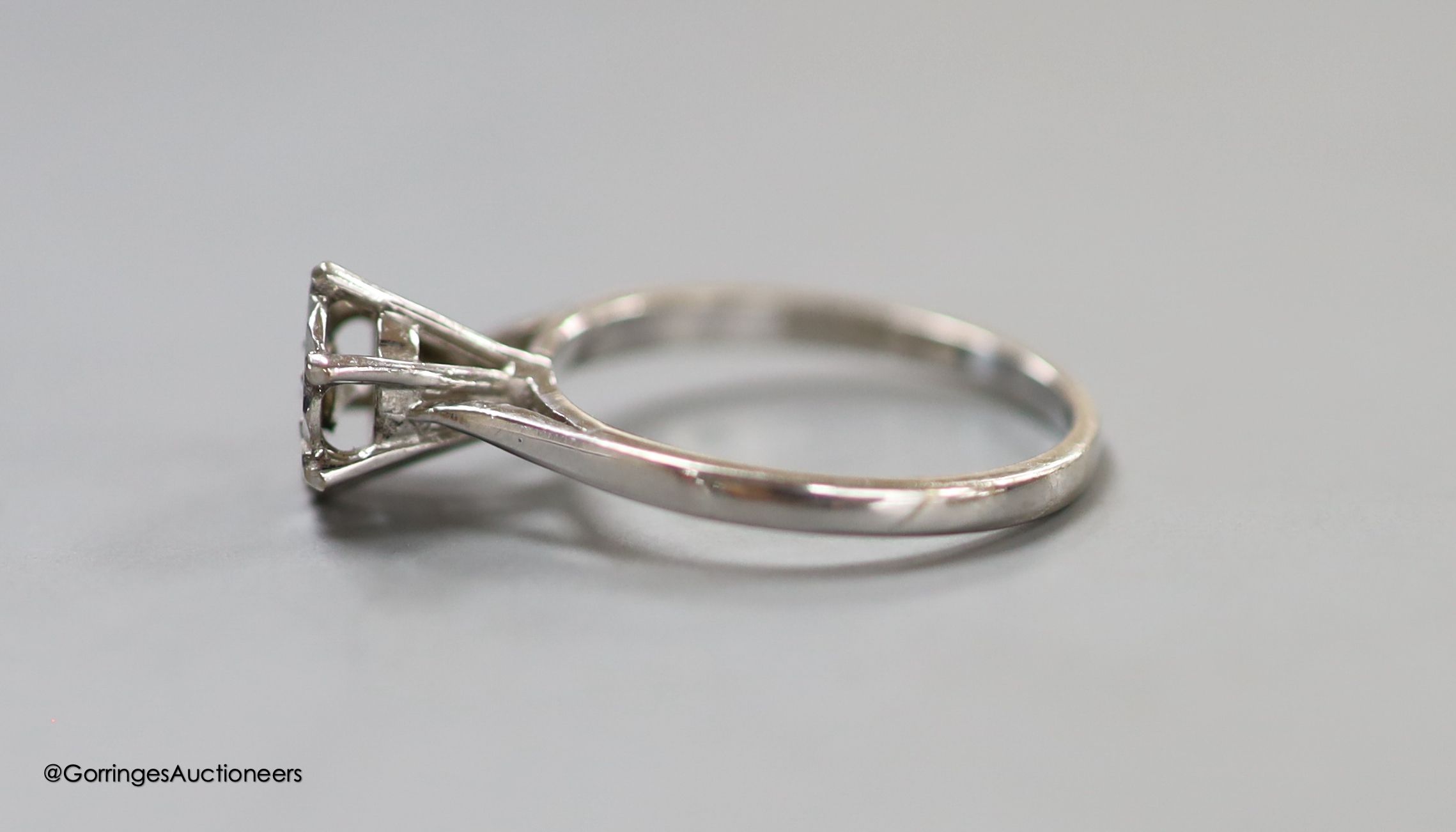 A modern 18ct white gold and illusion set solitaire diamond rig, size L/M, gross 2.4 grams.